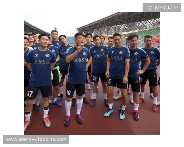 与足球明星同框合影,记录下珍贵瞬间,见证足球传奇的辉煌与荣耀 与足球明星同框合影,记录下珍贵瞬间,见证足球传奇的辉煌与荣耀