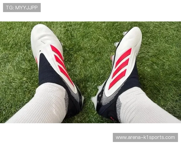 各大足球球星穿着的经典足球鞋展示与风采对比