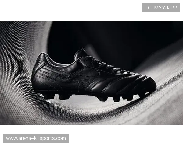 穿黑色足球鞋的传奇球星盘点及其赛场表现分析 穿黑色足球鞋的传奇球星盘点及其赛场表现分析