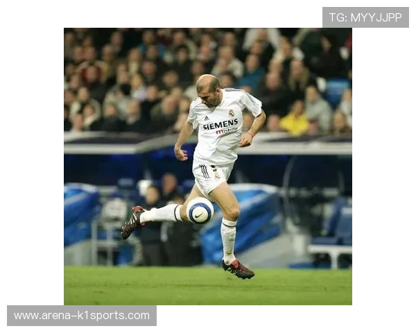 身穿5号球服的足球明星展现无与伦比的技术与风采，成为赛场焦点